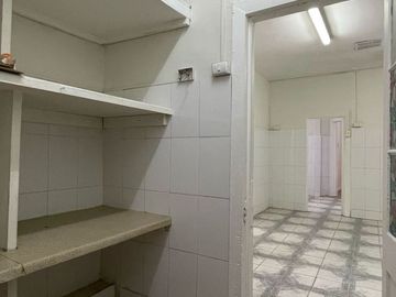 Gran casa esquina de uso comercial y/o habitacional