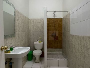 Gran casa esquina de uso comercial y/o habitacional