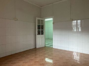 Gran casa esquina de uso comercial y/o habitacional