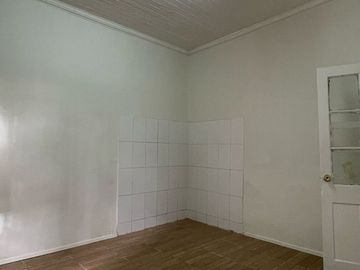 Gran casa esquina de uso comercial y/o habitacional