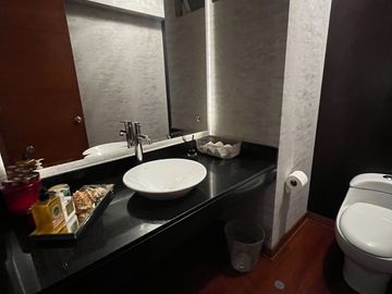 Venta Dpto. de lujo con vista panorámica al Golf Los Inkas – Terraza, cava y 3 dorms. con baño propio