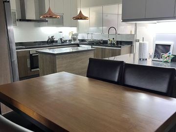 Venta Dpto. de lujo con vista panorámica al Golf Los Inkas – Terraza, cava y 3 dorms. con baño propio