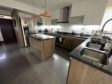 Venta Dpto. de lujo con vista panorámica al Golf Los Inkas – Terraza, cava y 3 dorms. con baño propio