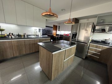 Venta Dpto. de lujo con vista panorámica al Golf Los Inkas – Terraza, cava y 3 dorms. con baño propio