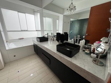 Venta Dpto. de lujo con vista panorámica al Golf Los Inkas – Terraza, cava y 3 dorms. con baño propio