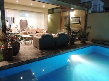 Venta excelente casa en Las Lagunas con 4 a 5 Dormitorios y Suite Privada con Acceso Independiente, Terraza, Piscina y BBQ