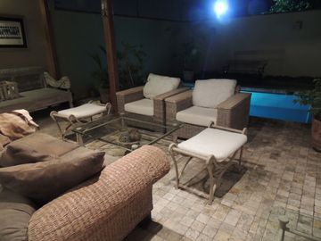 Venta excelente casa en Las Lagunas con 4 a 5 Dormitorios y Suite Privada con Acceso Independiente, Terraza, Piscina y BBQ