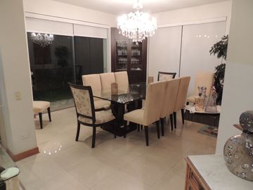 Venta excelente casa en Las Lagunas con 4 a 5 Dormitorios y Suite Privada con Acceso Independiente, Terraza, Piscina y BBQ