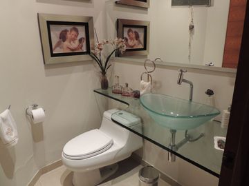 Venta excelente casa en Las Lagunas con 4 a 5 Dormitorios y Suite Privada con Acceso Independiente, Terraza, Piscina y BBQ