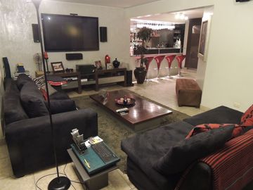 Venta excelente casa en Las Lagunas con 4 a 5 Dormitorios y Suite Privada con Acceso Independiente, Terraza, Piscina y BBQ