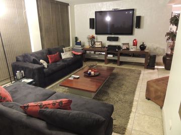Venta excelente casa en Las Lagunas con 4 a 5 Dormitorios y Suite Privada con Acceso Independiente, Terraza, Piscina y BBQ