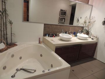 Venta excelente casa en Las Lagunas con 4 a 5 Dormitorios y Suite Privada con Acceso Independiente, Terraza, Piscina y BBQ