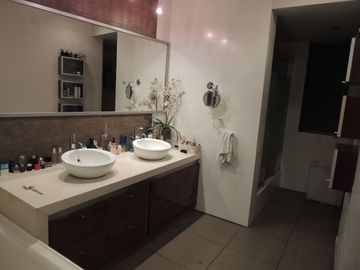 Venta excelente casa en Las Lagunas con 4 a 5 Dormitorios y Suite Privada con Acceso Independiente, Terraza, Piscina y BBQ