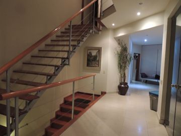 Venta excelente casa en Las Lagunas con 4 a 5 Dormitorios y Suite Privada con Acceso Independiente, Terraza, Piscina y BBQ