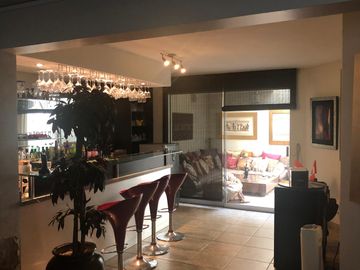 Venta excelente casa en Las Lagunas con 4 a 5 Dormitorios y Suite Privada con Acceso Independiente, Terraza, Piscina y BBQ