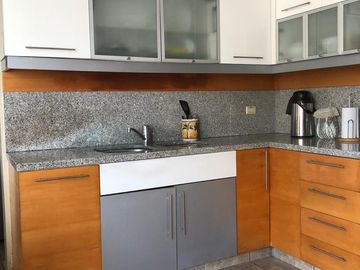 Venta excelente casa en Las Lagunas con 4 a 5 Dormitorios y Suite Privada con Acceso Independiente, Terraza, Piscina y BBQ
