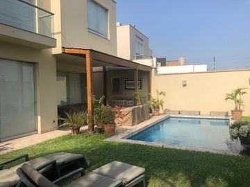 Venta excelente casa en Las Lagunas con 4 a 5 Dormitorios y Suite Privada con Acceso Independiente, Terraza, Piscina y BBQ