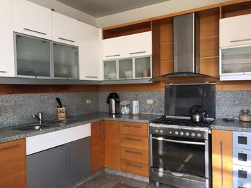 Venta excelente casa en Las Lagunas con 4 a 5 Dormitorios y Suite Privada con Acceso Independiente, Terraza, Piscina y BBQ