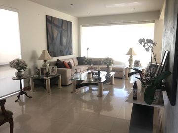 Venta excelente casa en Las Lagunas con 4 a 5 Dormitorios y Suite Privada con Acceso Independiente, Terraza, Piscina y BBQ