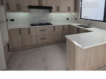 CASA EN CONJUNTO HUACHI CHICO AMBATO