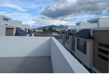 CASA EN CONJUNTO HUACHI CHICO AMBATO