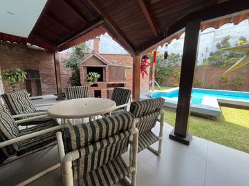 Venta Exclusiva: Casa en Excelente Ubicación de Surco, Ideal para Proyecto Inmobiliario o Vivir – Con Piscina, Terraza y BBQ