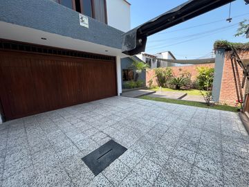 Venta Exclusiva: Casa en Excelente Ubicación de Surco, Ideal para Proyecto Inmobiliario o Vivir – Con Piscina, Terraza y BBQ