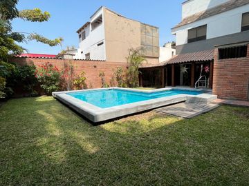 Venta Exclusiva: Casa en Excelente Ubicación de Surco, Ideal para Proyecto Inmobiliario o Vivir – Con Piscina, Terraza y BBQ