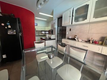 Venta Exclusiva: Casa en Excelente Ubicación de Surco, Ideal para Proyecto Inmobiliario o Vivir – Con Piscina, Terraza y BBQ