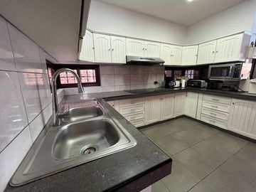 Venta Exclusiva: Casa en Excelente Ubicación de Surco, Ideal para Proyecto Inmobiliario o Vivir – Con Piscina, Terraza y BBQ