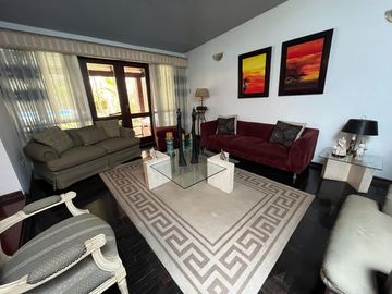 Venta Exclusiva: Casa en Excelente Ubicación de Surco, Ideal para Proyecto Inmobiliario o Vivir – Con Piscina, Terraza y BBQ