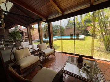 Venta Exclusiva: Casa en Excelente Ubicación de Surco, Ideal para Proyecto Inmobiliario o Vivir – Con Piscina, Terraza y BBQ