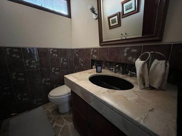 Venta Exclusiva: Casa en Excelente Ubicación de Surco, Ideal para Proyecto Inmobiliario o Vivir – Con Piscina, Terraza y BBQ