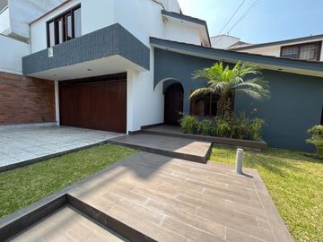 Venta Exclusiva: Casa en Excelente Ubicación de Surco, Ideal para Proyecto Inmobiliario o Vivir – Con Piscina, Terraza y BBQ