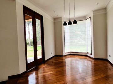 Venta Excepcional en La Planicie, La Molina – Casa de 2500m² con Piscina, Cava y Potencial para Nuevo Proyecto