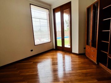 Venta Excepcional en La Planicie, La Molina – Casa de 2500m² con Piscina, Cava y Potencial para Nuevo Proyecto