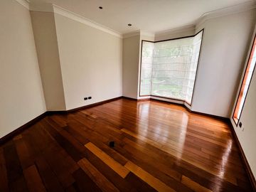 Venta Excepcional en La Planicie, La Molina – Casa de 2500m² con Piscina, Cava y Potencial para Nuevo Proyecto