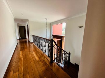 Venta Excepcional en La Planicie, La Molina – Casa de 2500m² con Piscina, Cava y Potencial para Nuevo Proyecto