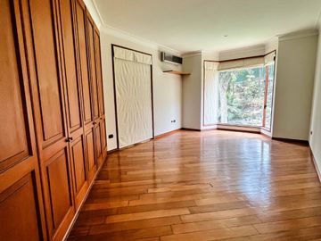 Venta Excepcional en La Planicie, La Molina – Casa de 2500m² con Piscina, Cava y Potencial para Nuevo Proyecto