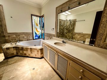 Venta Excepcional en La Planicie, La Molina – Casa de 2500m² con Piscina, Cava y Potencial para Nuevo Proyecto