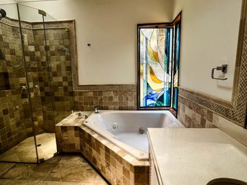 Venta Excepcional en La Planicie, La Molina – Casa de 2500m² con Piscina, Cava y Potencial para Nuevo Proyecto