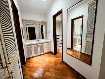 Venta Excepcional en La Planicie, La Molina – Casa de 2500m² con Piscina, Cava y Potencial para Nuevo Proyecto