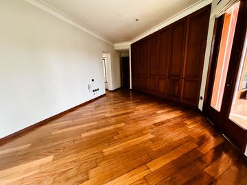 Venta Excepcional en La Planicie, La Molina – Casa de 2500m² con Piscina, Cava y Potencial para Nuevo Proyecto