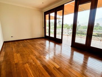 Venta Excepcional en La Planicie, La Molina – Casa de 2500m² con Piscina, Cava y Potencial para Nuevo Proyecto