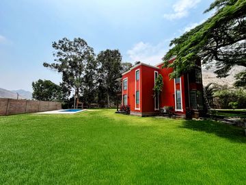 Venta Excepcional en La Planicie, La Molina – Casa de 2500m² con Piscina, Cava y Potencial para Nuevo Proyecto