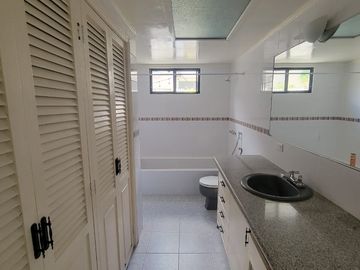 Venta de Departamento en Lomas de Urdesa – Amplio y Remodelado, Guayaquil