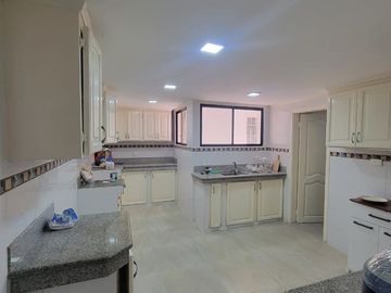 Venta de Departamento en Lomas de Urdesa – Amplio y Remodelado, Guayaquil
