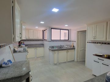 Venta de Departamento en Lomas de Urdesa – Amplio y Remodelado, Guayaquil
