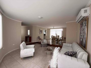 CASA EN RENTA AMOBLADA