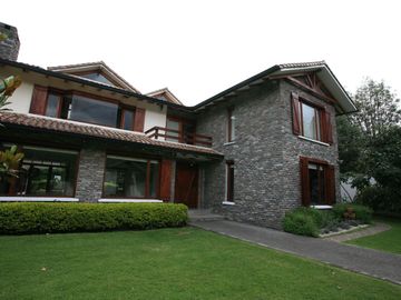 DE VENTA O RENTA — CONFORT Y NATURALEZA EN UNA UBICACIÓN PRIVILEGIADA